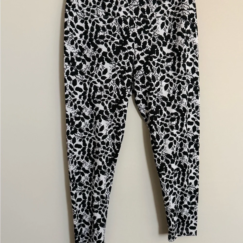 Lyssé XL High Rise Pull-On Leggings Black White Print Style 2002